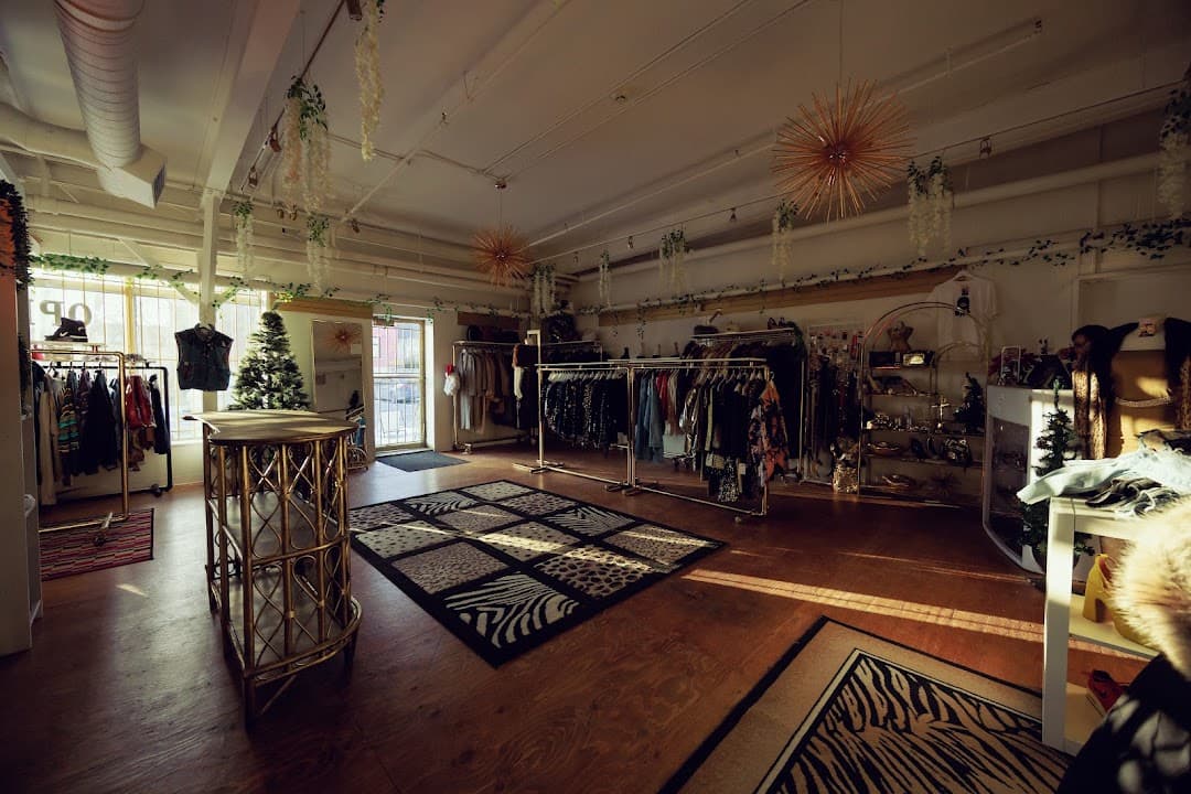 L'aire de vente de TRiBE au 955B, avenue Gladstone, avec des supports à vêtements et des luminaires dorés en forme d'étoile