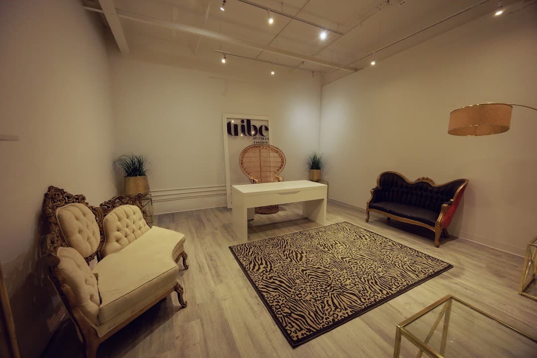 Une salle de TRiBE aménagée avec des canapés et un tapis