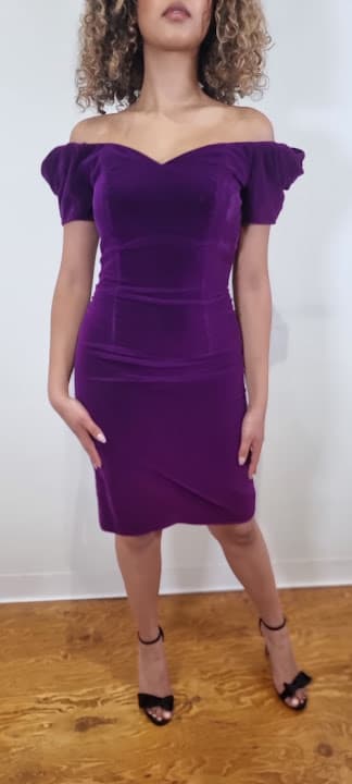 Une robe violette de la sélection de location de TRiBE